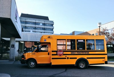 Bus scolaire devant l'école CHEO