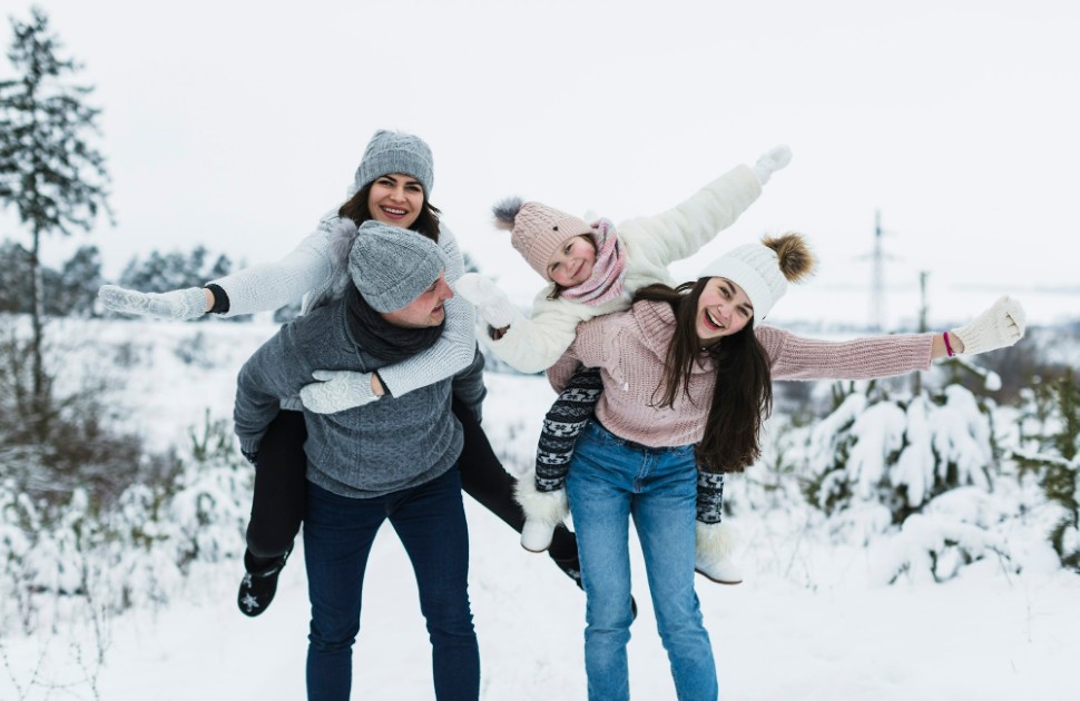 Une famille à l'extérieur en hiver.